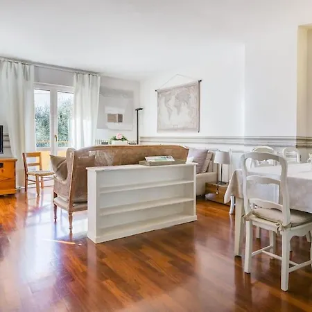 Apartment Spacious, Air Conditioner, Few Minutes To The Castle *